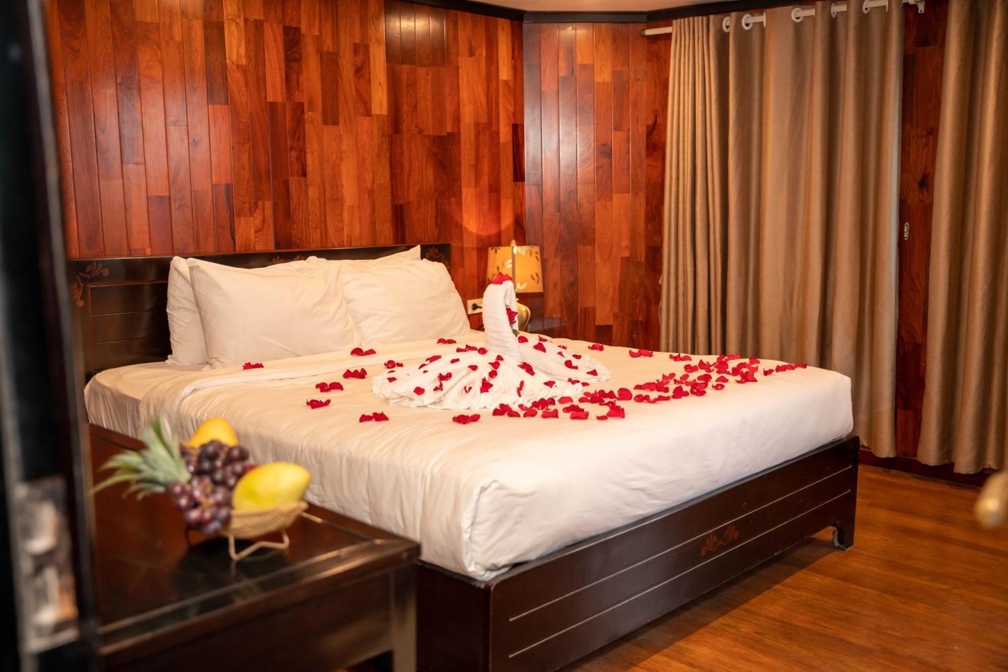 Dragon Crown Legend Cruise Hotel Ha Long Exterior foto